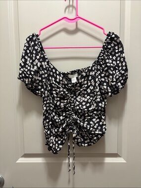 H&M Black and White Floral Ruched Puff-Sleeve Crop Top